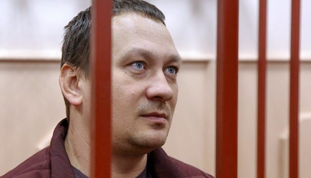 Обвиняемый по его делу Голунова полицейский выкручивал руки свидетельнице