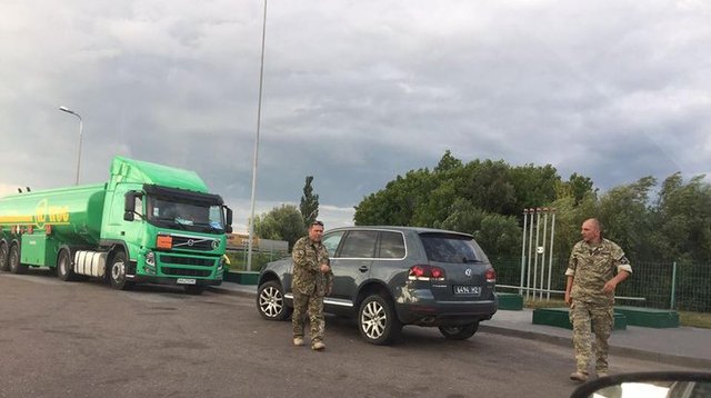 В Житомире 2 пьяных военных избили и унизили женщину с ребенком