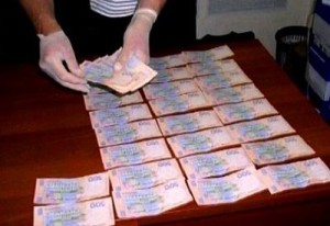 В доме врача, обвиненного во взятке на $2 тыс., нашли еще $150 тыс