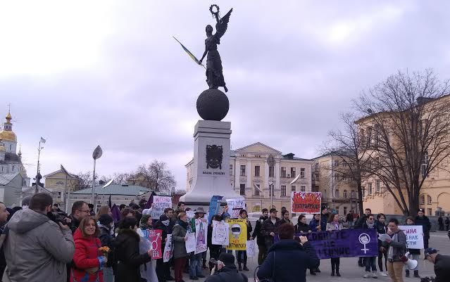 В Харькове активисты в балаклавах и клоунских носах пытались напасть на феминисток