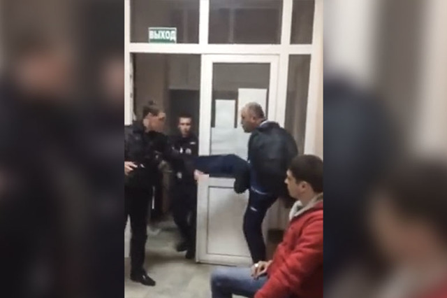 Судья уволен после видео с нападением на полицейских