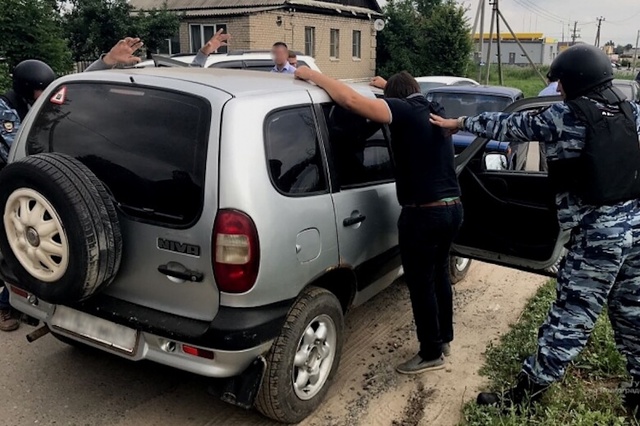 В Волгограде начальника райотдела ЖКХ задержали за взятки с рыночных торговцев