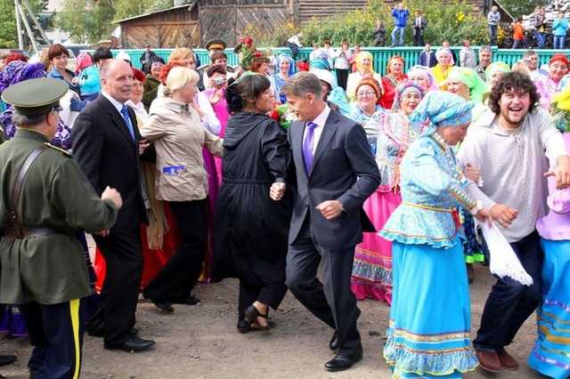 На Сахалине устроили массовые гуляния после ухода губернатора Олега Кожемяко