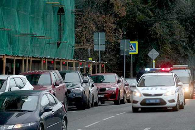 Житель Москвы напал на таксиста и угнал машину с двумя детьми