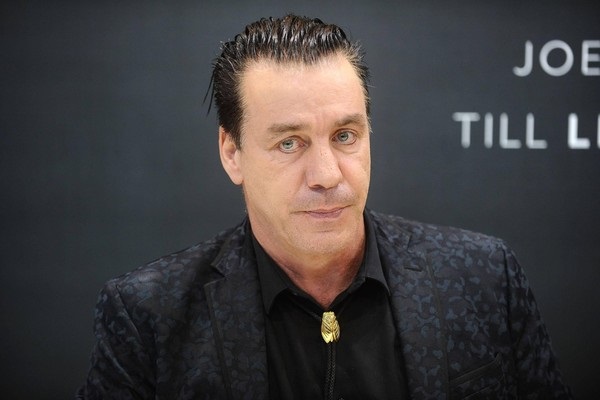 В Rammstein прокомментировали заражение Линдеманна