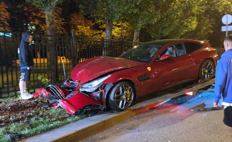 В Москве Ferrari врезалась в забор