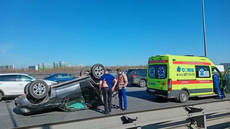 В Санкт-Петербурге при ДТП перевернулась легковушка