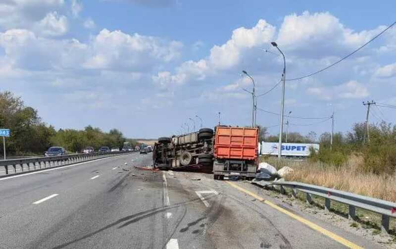 На трассе М-4 «Дон» водитель КамАЗа погиб после столкновения с фурой: авария собрала пробку