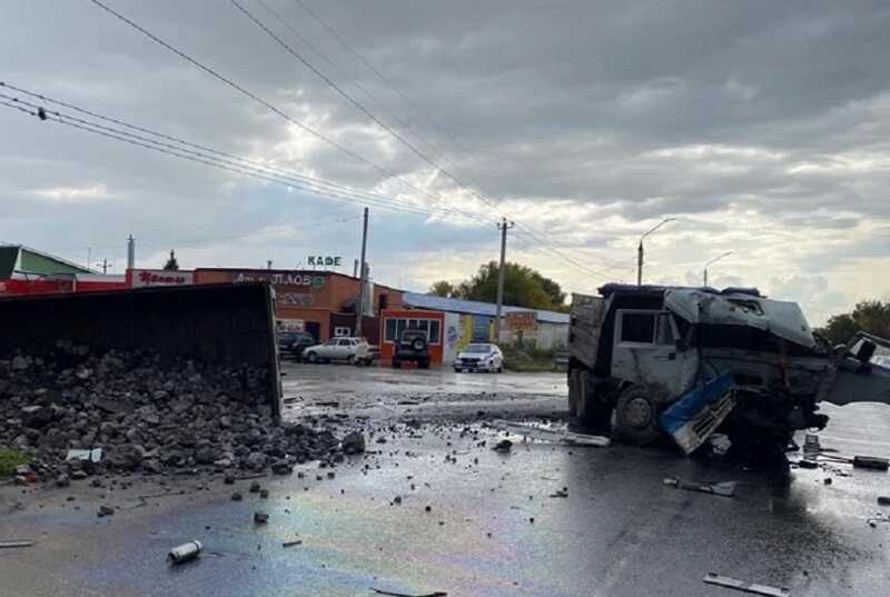 Самосвал протаранил большегруз и легковой автомобиль в Челябинской области