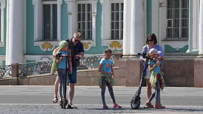 В России предложили штрафовать за перевозку ребенка на электросамокате