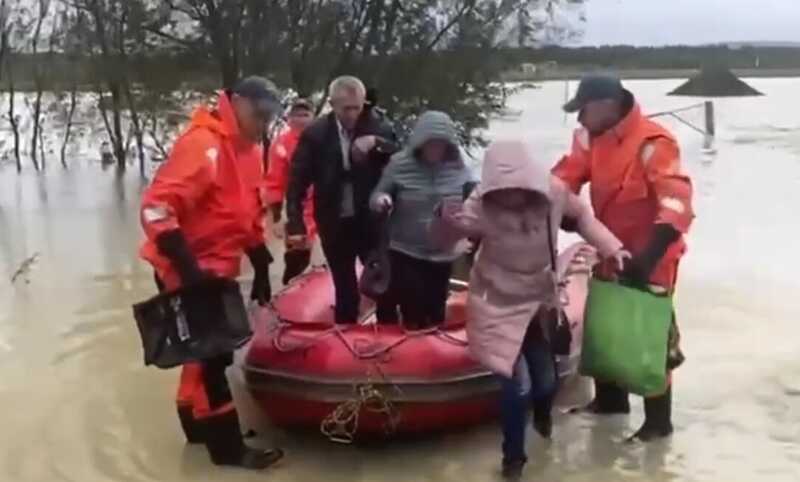 Автомобиль с четырьмя пассажирами ушел под воду на Сахалине