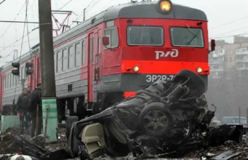 Легковой автомобиль столкнулся с электричкой в Подмосковье