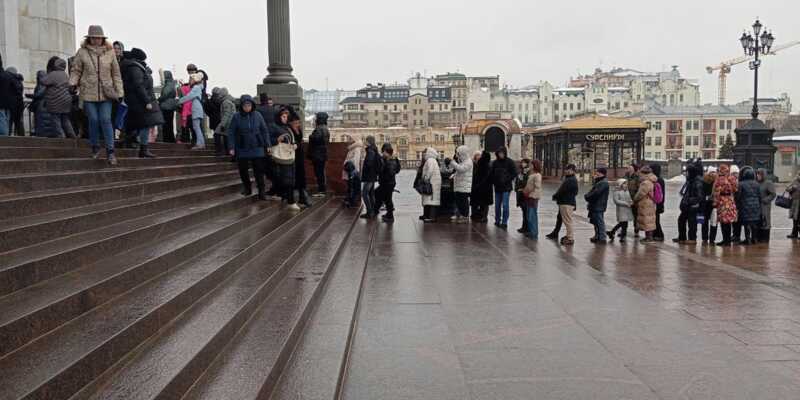 В Москве у Храма Христа Спасителя образовалась очередь из желающих почтить память Алексея Навального