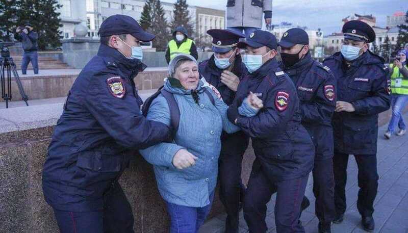 Пенсионерке из Бурятии, приговоренной за "насилие в отношении полицейских", было запрещено посещать библиотеку из-за цитирования произведений Пушкина