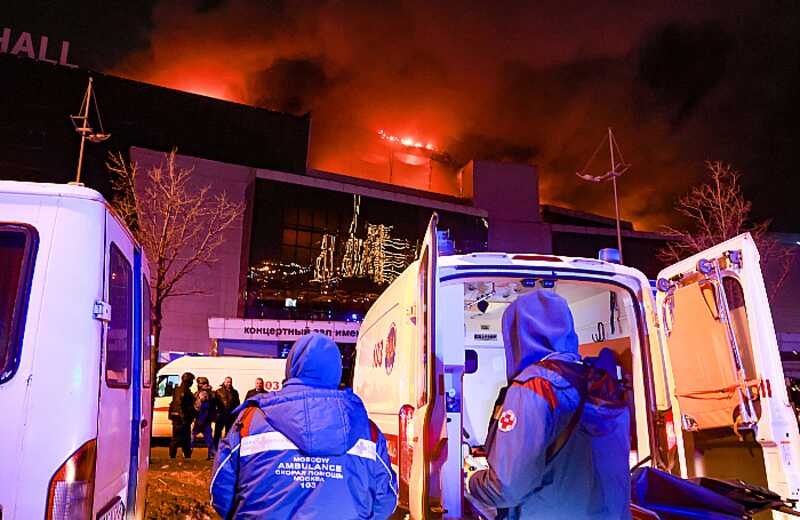 Силовые структуры проводят осмотр входа в Crocus City Hall, через который проникли террористы