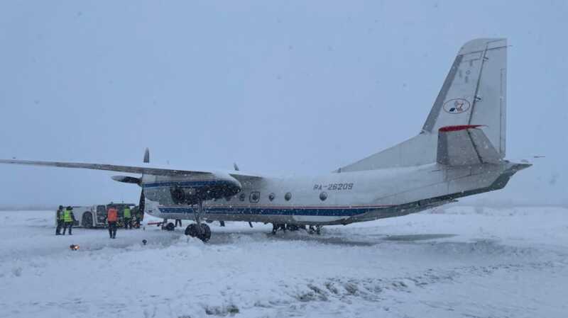 Авиационный лайнер модели Ан-26 вышел за пределы взлетно-посадочной полосы в аэропорту Елизово на Камчатке