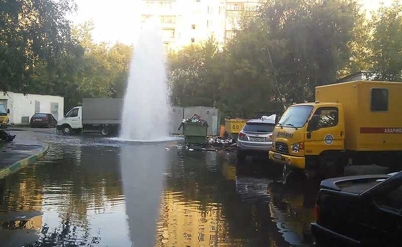 В Москве жилой район затопило гейзером высотой в несколько этажей