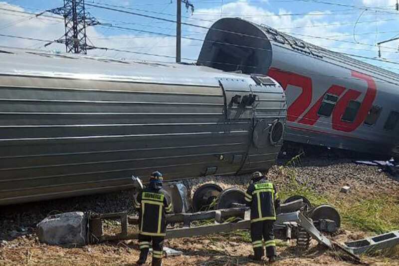 Пострадавших при крушении поезда доставили вертолетом в Волгоград