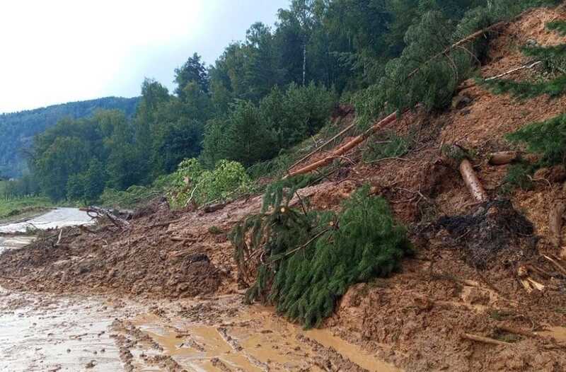 В Башкирии сошедший оползень перекрыл дорогу