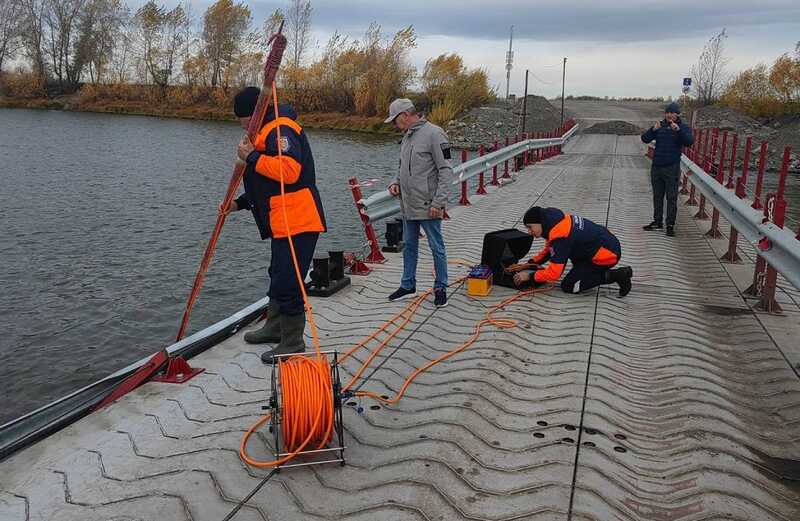 Грузовик рухнул с нового моста в Красноярском крае: есть погибшие