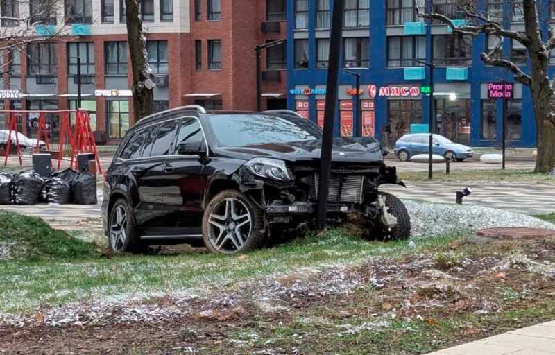 В Новой Москве женщина на «Мерседесе» кружила по площади и врезалась в столб