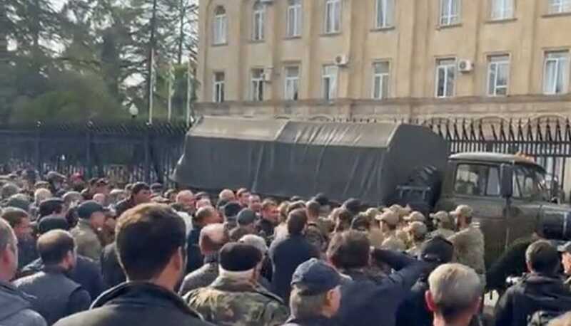 К протестующим в Сухуме вышли министр внутренних дел и начальник государственной безопасности Абхазии