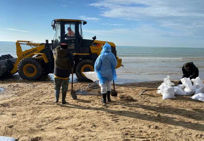 В Краснодарском крае введен режим чрезвычайной ситуации из-за утечки мазута в результате аварии с танкерами