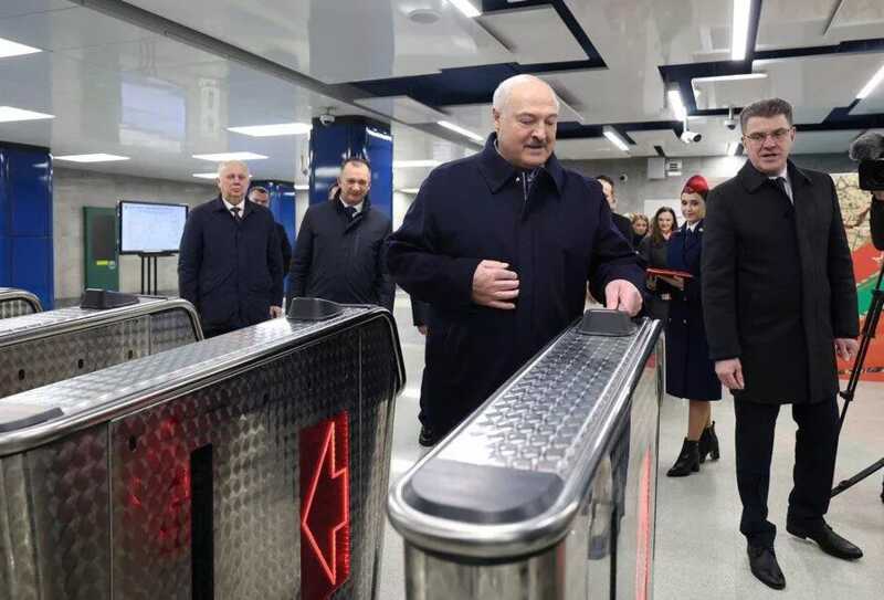 Лукашенко вручили проездной на метро без лимита