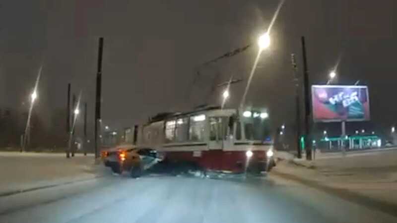 В Санкт-Петербурге произошло ДТП с участием каршеринговой машины и трамвая