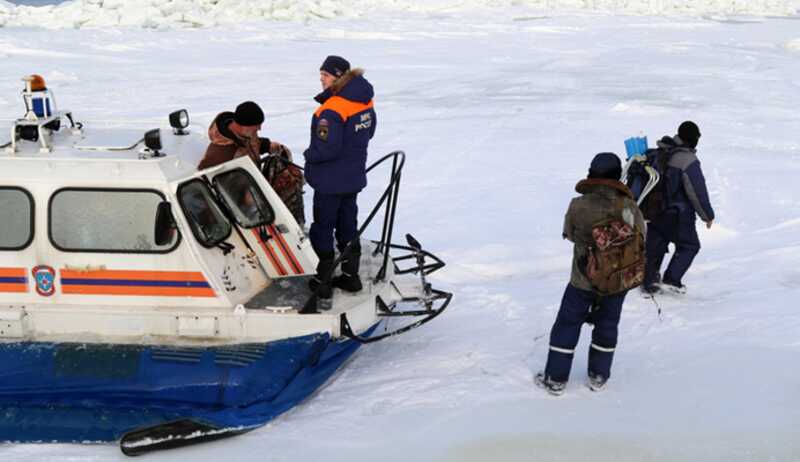 Ледовая глыба унесла 200 рыбаков в воды Охотского моря