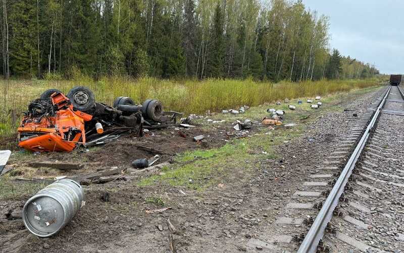 КАМАЗ с пивом попал под колеса поезда в Ивановской области