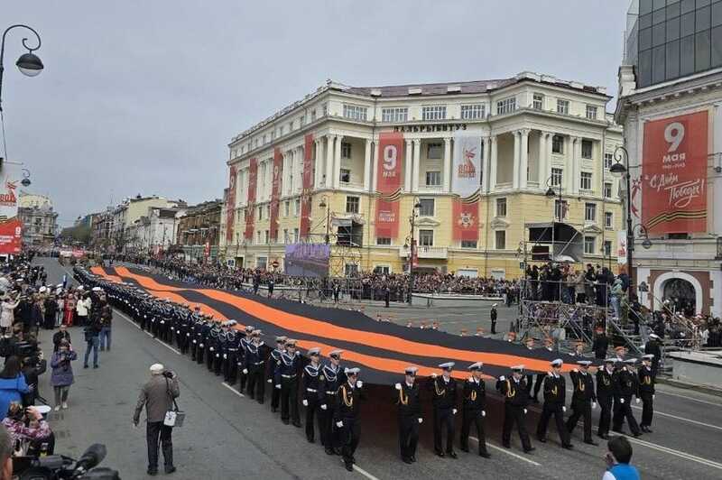 Во Владивостоке прошел Парад Победы с участием тысячи человек и военной техники