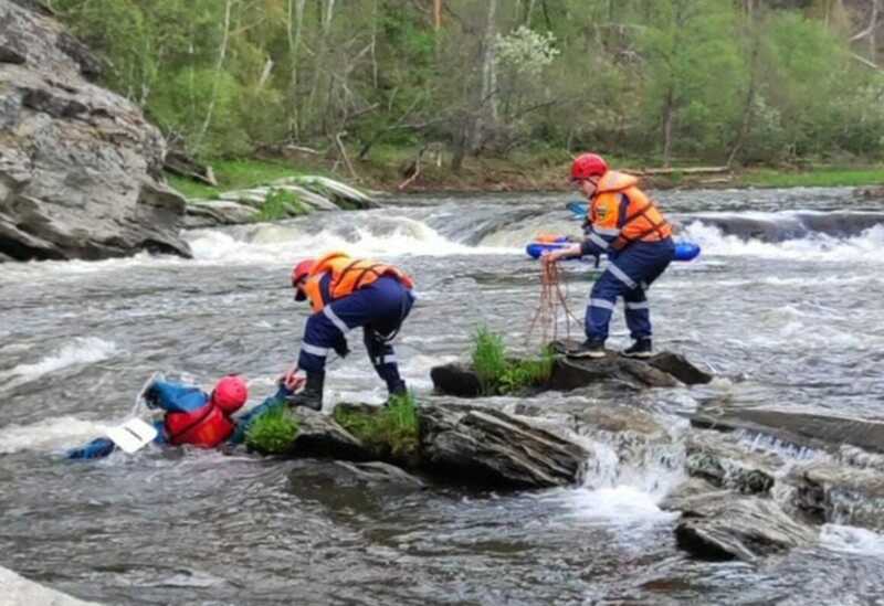 Два путешественника оказались в воде после опрокидывания байдарки во время речного сплава в Башкирии