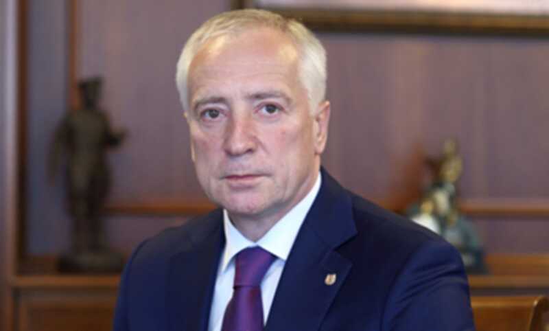 Владимир Мазур находится на грани отставки и старается сохранить свою должность губернатора