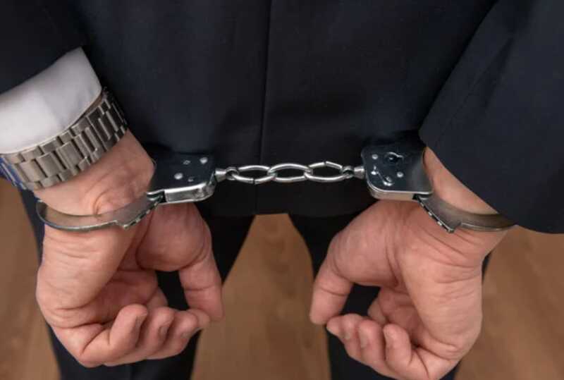 Чиновники в Колпине выбрасывали деньги из окон при обысках
