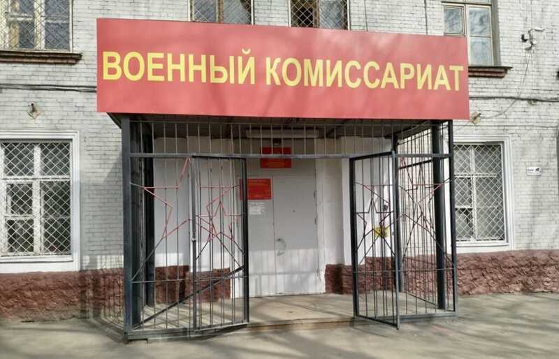 В Челябинске военный комиссариат прикрепил на двери призывника «повестку» с оскорблением