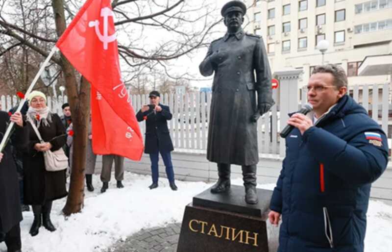 Неудача губернатора Филимонова: суд признал сталинский памятник незаконным