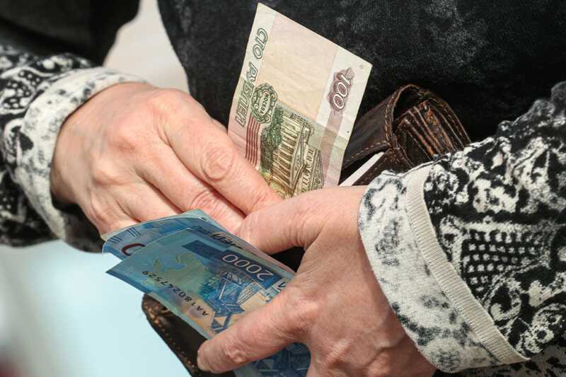 В Петербурге мошенники, выдававшие себя за сотрудников правоохранительных органов, обманули пенсионерку на 2,2 миллиона рублей