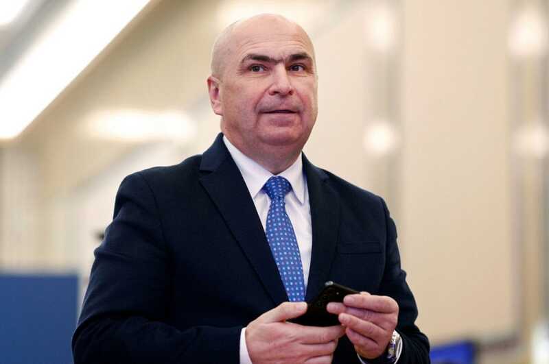Премьер Румынии взялся за швабру: видео в соцсетях вызвало споры среди народа