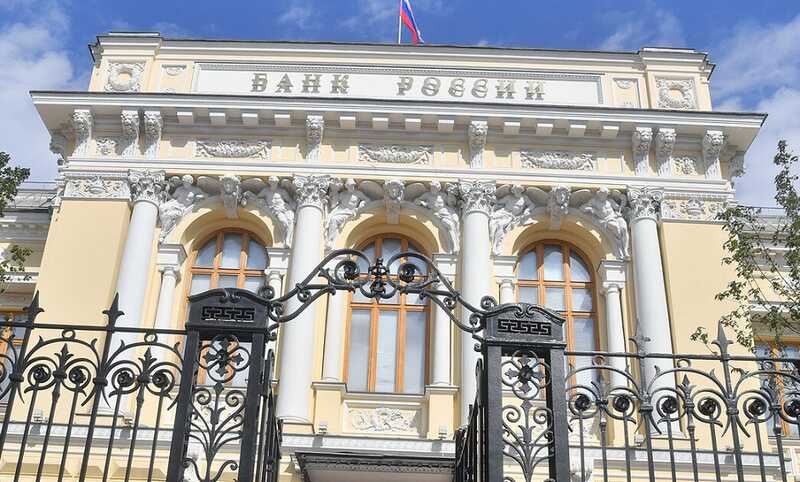 Россияне жалуются на неудобства при разблокировке переводов в банках