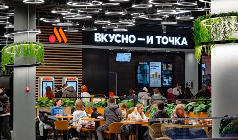 Сотрудник «Вкусно — и точка» объяснил инцидент с плевком, ссылаясь на угрозы со стороны клиентов