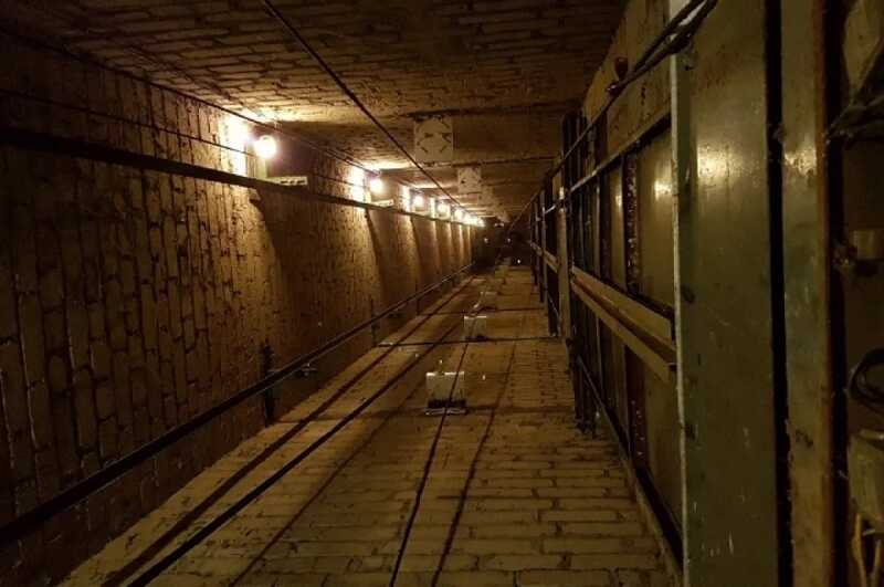 Лифт с людьми рухнул в шахту многоэтажки в Москве