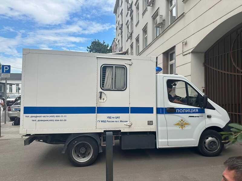 К Замоскворецкому суду подъехал автозак для задержанных сотрудников «Базы»