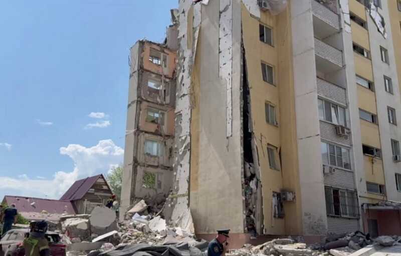 Люди остались под завалами после обрушения дома в Саратове