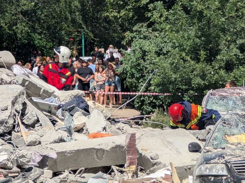 Число жертв взрыва газа в Саратове выросло: спасатели пытаются добраться до пострадавших вручную