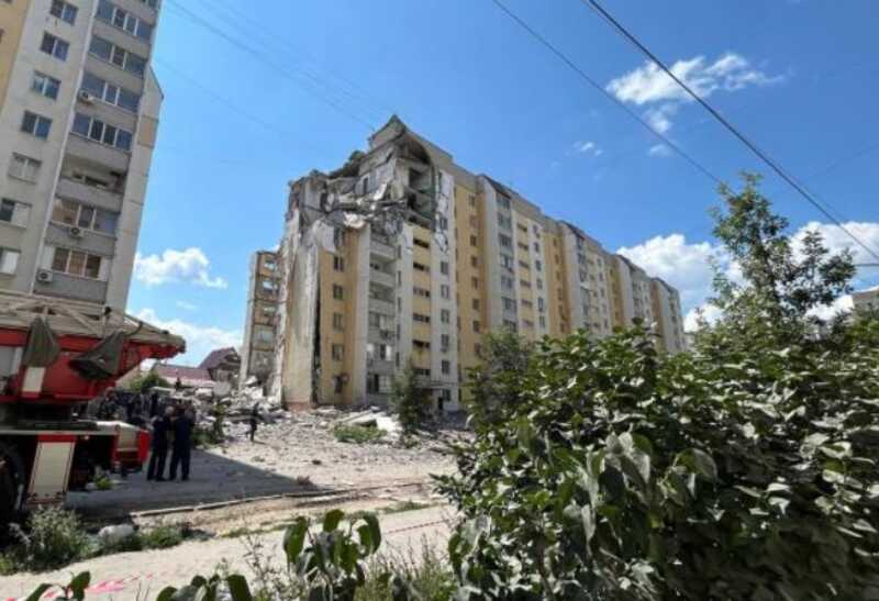 Спасатели нашли погибшего ребенка во время разбора завалов после взрыва дома в Саратове