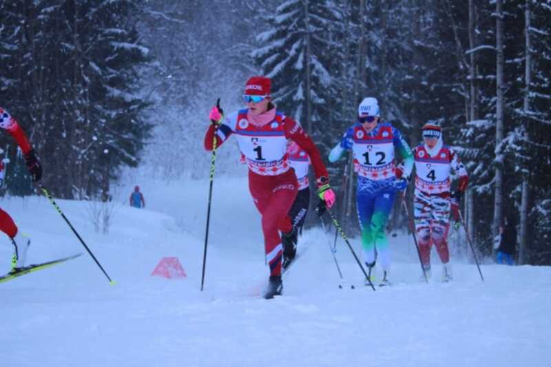 На чемпионате России по марафону произошёл массовый завал участниц лыжной гонки