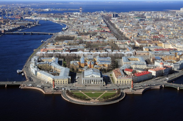 Поэт-алкоголик держит без воды целый дом в центре Петербурга