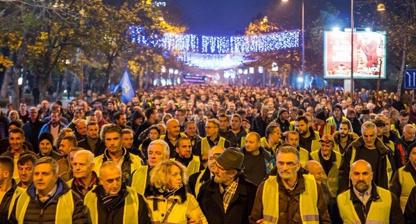 Французское эхо. В Черногории оппозиция вышла на акцию протеста в жёлтых жилетах