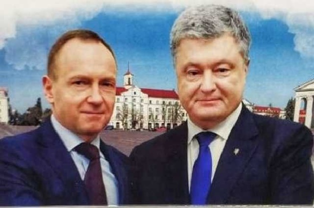 Порошенко сфотографировался с дарителем “золотого батона” Януковичу